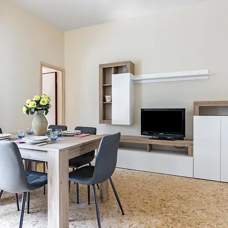 Guesthost - Spacious Apartmente Near The Beach!