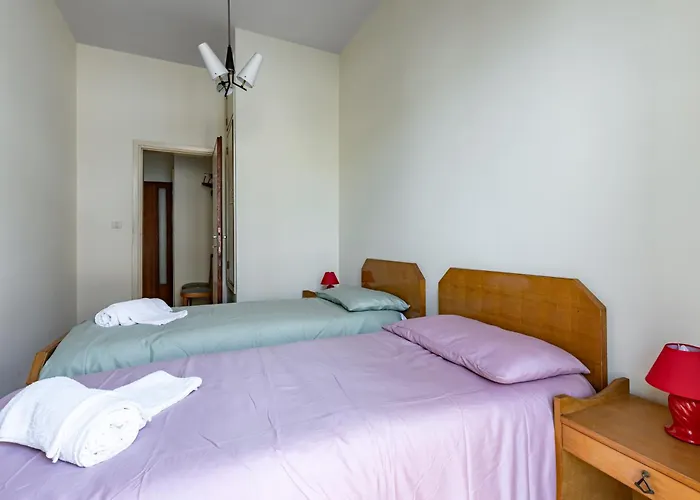 Guesthost - Spacious Apartmente Near The Beach! 维亚雷焦