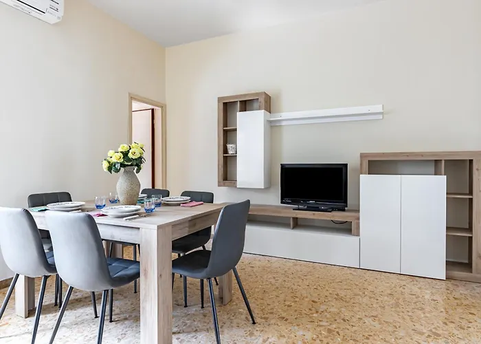 Guesthost - Spacious Apartmente Near The Beach!